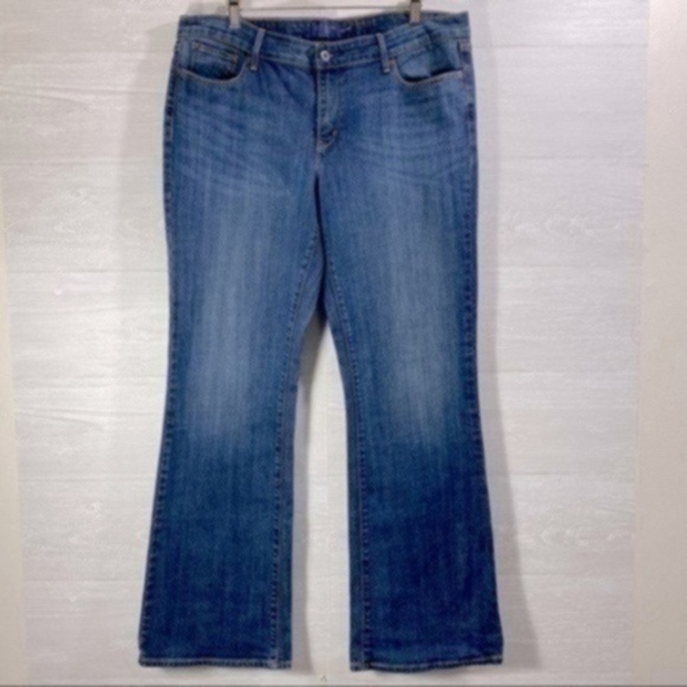 Levi’s women’s slight curve classic boot cut jean
Size 14/32 color Blue - Picture 4 of 9